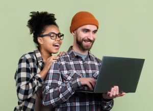 Personas visitando una web con SEO Internacional
